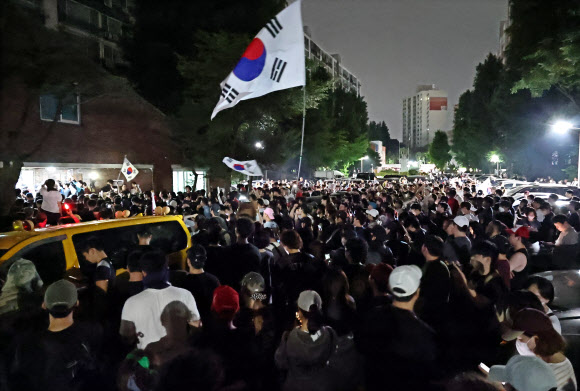 4일 제9회 전국동시지방선거 및 국회의원 재.보궐선거 투표용지 부족으로 투표 시간이 오후 10시까지 연장됐던 서울 송파구 잠실7동 제2투표소 앞에서 시민들이 항의하며 구호를 외치고 있다. 2026.6.4  연합뉴스