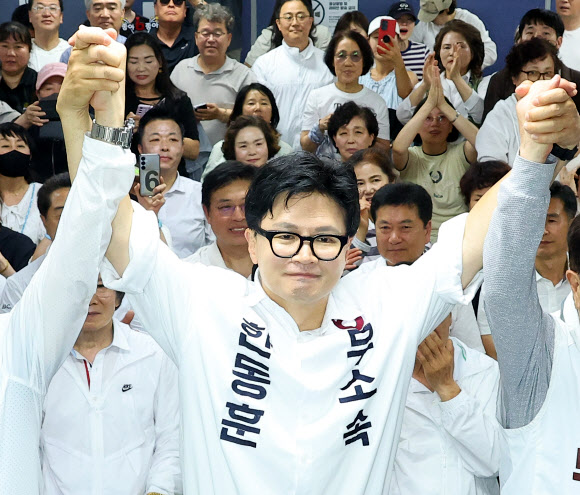 무소속 한동훈 부산 북갑 국회의원 보궐선거 후보가 4일 부산 북구 선거사무소에서 당선이 확정된 후 손을 맞잡고 있다. 2026.6.4 연합뉴스