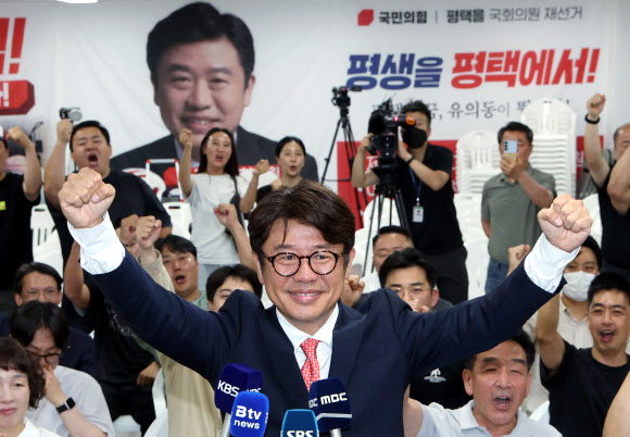 경기 평택을 국회의원 재선거에 출마한 국민의힘 유의동 후보가 4일 평택 선거사무소에서 당선이 확실시되자 손을 들어올리고 있다. 2026.6.4 [공동취재] 연합뉴스
