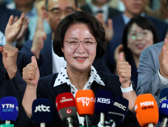 제9회 전국동시지방선거 경기도지사에 출마한 더불어민주당 추미애 후보가 4일 경기도 수원시 선거사무소에서 당선이 확실시되자 기뻐하고 있다. 2026.6.4 [공동취재] 연합뉴스