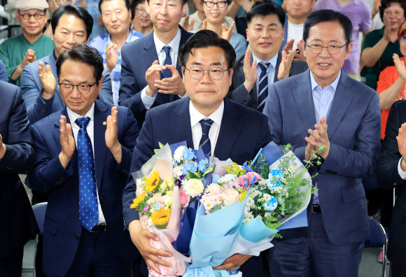 제9회 전국동시지방선거 인천시장에 출마한 더불어민주당 박찬대 후보가 4일 인천 미추홀구 선거사무소에서 당선이 확실시되자 축하받고 있다. 2026.6.4 [공동취재] 연합뉴스