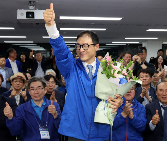 더불어민주당 김상욱 울산시장 후보가 3일 울산시 남구 자신의 선거사무소에서 당선이 확실시되자 꽃다발을 받고 환호하고 있다. 2026.6.4 연합뉴스