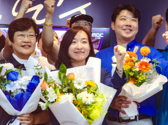 더불어민주당 전은수 충남 아산을 보궐선거 당선인이 4일 자신의 선거사무소에서 지지자들로부터 축하받고 인사하고 있다. 2026.6.4 연합뉴스