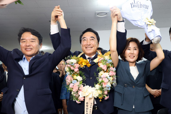더불어민주당 박수현 충남지사 후보가 4일 충남 천안시 동남구 신부동에 있는 선거사무소에서 당선이 확실시되자 꽃다발을 들고 기념 촬영하고 있다. 2026.6.4 연합뉴스