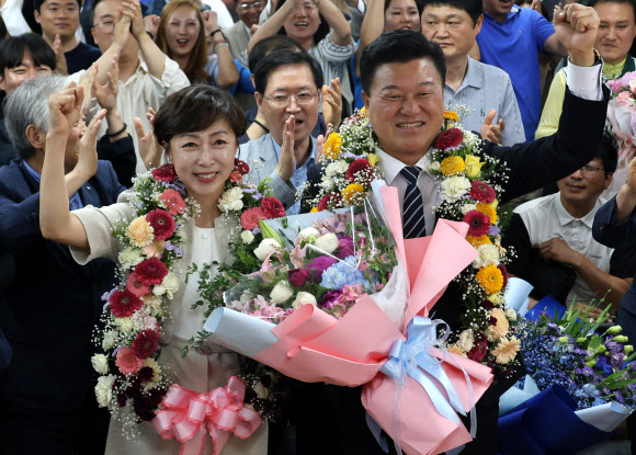 더불어민주당 신용한 충북도지사 후보가 3일 오후 청주 소재 선거 사무소에서 당선이 유력시 되자 당선 세레머니를 하고 있다. 2026.6.4 연합뉴스