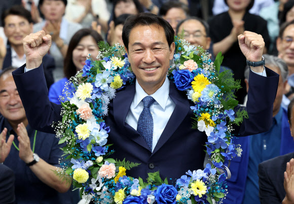더불어민주당 우상호 강원특별자치도지사 후보가 4일 춘천시 더불어민주당 강원도당에서 당선이 확실시된 뒤 기뻐하고 있다. 2026.6.4 연합뉴스