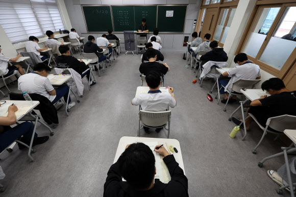 2027학년도 대학수학능력시험 6월 모의평가가 열린 4일 대구 동구 청구고등학교 3학년 교실에서 고3 수험생들이 시험 준비를 하고 있다. 2026.6.4 연합뉴스