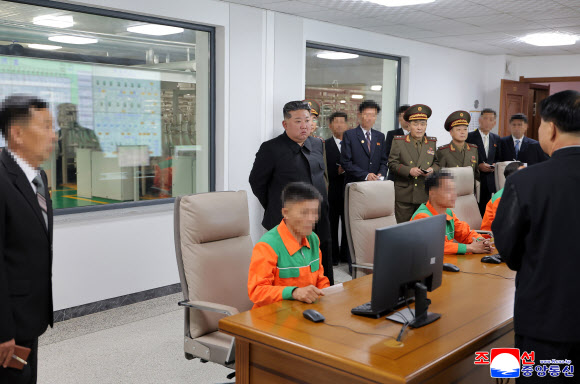 김정은 북한 국무위원장이 지난 3일 새로 가동한 핵물질 생산공장의 조종실에서 운영 실태를 살펴보고 있다. 현지지도에는 강경호 핵무기연구소 부소장 등이 수행했다. 2026.6.4. 평양 조선중앙통신 연합뉴스