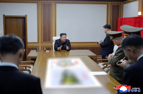 김정은 북한 국무위원장이 지난 3일 새 핵물질 생산공장 현지지도에 이어 핵무력 강화와 관련한 중요협의회를 열고 발언하고 있다. 김 위원장은 국가핵무력을 ‘기하급수적으로 강화’할 방대한 계획의 실행 순차와 담보를 확정했다고 밝혔다고 조선중앙통신이 4일 보도했다. 2026.6.4. 평양 조선중앙통신 연합뉴스