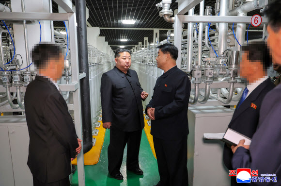 김정은 북한 국무위원장이 지난 3일 새로 가동한 핵물질 생산공장에서 생산공장을 둘러보고 있다. 김 위원장 옆은 최성남 군수공업부 부부장. 2026.6.4. 평양 조선중앙통신 연합뉴스