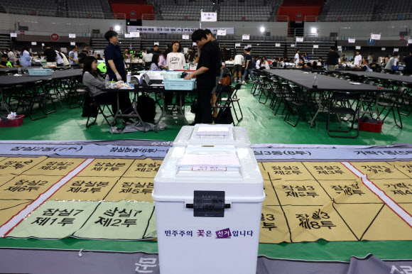 6·3지방선거일이 하루 지난 4일 서울 올림픽공원 핸드볼경기장에 마련된 송파구 개표소에 개함이 안된 잠실7동 제1투표소 투표함이 놓여 있다. 2026.6.4 연합뉴스
