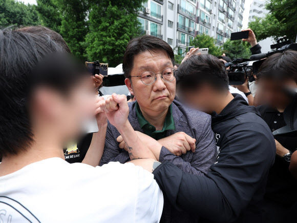 김범진 서울시선관위 사무처장이 4일 서울 송파구 잠실7동 제2투표소로 들어가려다 투표함 반출을 막는 시민들의 제지를 받고 있다.  이 투표소에서는 전날 9회 전국동시지방선거 및 국회의원 재·보궐선거 투표용지 부족으로 투표 시간이 오후 10시까지 연장됐고, 투표함이 개표소로 옮겨지지 못했다. 2026.6.4 연합뉴스