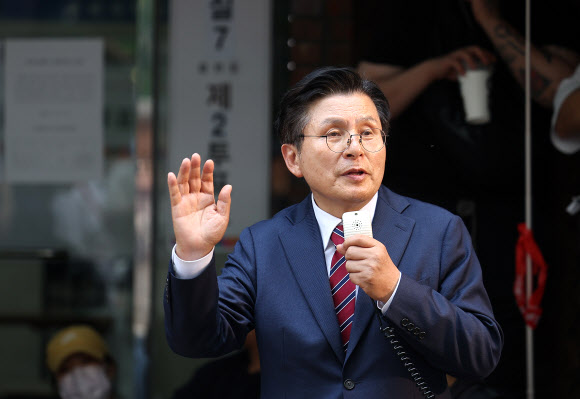 자유와혁신 황교안 대표가 4일 9회 전국동시지방선거 및 국회의원 재·보궐선거 투표용지 부족으로 투표 시간이 오후 10시까지 연장됐던 서울 송파구 잠실7동 제2투표소 앞에서 발언하고 있다. 2026.6.4 연합뉴스