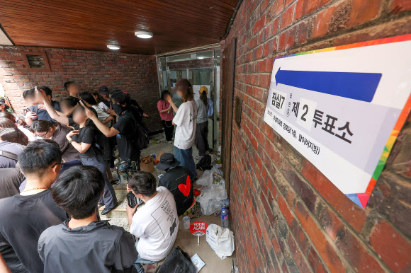 전날 9회 전국동시지방선거 및 국회의원 재·보궐선거 투표용지 부족으로 투표 시간이 오후 10시까지 연장됐던 서울 송파구 잠실7동 제2투표소 앞에서 4일 투표함 반출에 반대하는 시민들과 취재진이 대기하고 있다. 2026.6.4 연합뉴스
