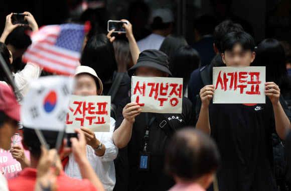 9회 전국동시지방선거 및 국회의원 재·보궐선거 투표용지 부족으로 투표 시간이 오후 10시까지 연장됐던 서울 송파구 잠실7동 제2투표소 앞에서 4일 투표함 반출에 반대하는 시민들이 구호를 외치고 있다. 2026.6.4 연합뉴스