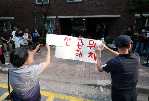 전날 9회 전국동시지방선거 및 국회의원 재·보궐선거 투표용지 부족으로 투표 시간이 오후 10시까지 연장됐던 서울 송파구 잠실7동 제2투표소 앞에서 4일 투표함 반출에 반대하는 시민들이 구호를 외치고 있다. 2026.6.4 연합뉴스