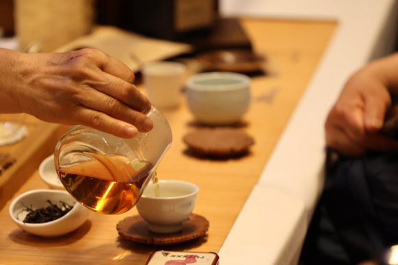 4일 서울 강남구 삼성동 코엑스에서 열린 국제차문화대전에서 방문객들이 차를 맛보고 있다. 2026.6.4 연합뉴스