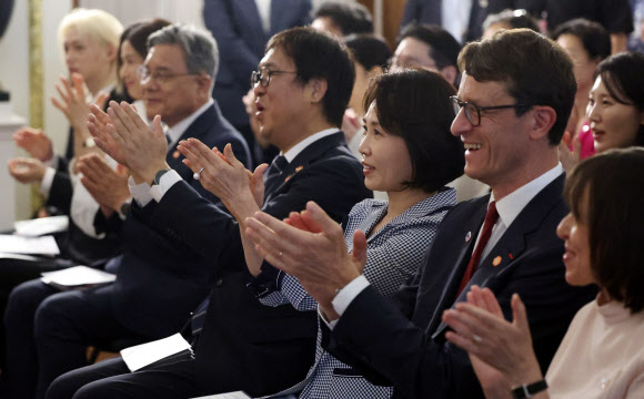 김혜경 여사가 4일 서울 덕수궁 석조전에서 열린 한불 수교 140주년 행사에서 소프라노 조수미의 기념공연 후 박수치고 있다. 2026.6.4 연합뉴스