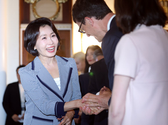 김혜경 여사가 4일 서울 덕수궁 석조전에서 열린 한불 수교 140주년 행사에서 참석자들과 인사하고 있다. 2026.6.4 연합뉴스
