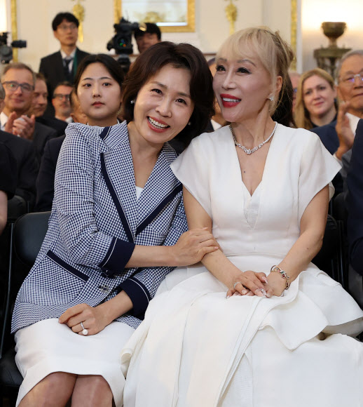 김혜경 여사와 소프라노 조수미가 4일 서울 덕수궁 석조전에서 열린 한불 수교 140주년 행사에서 기념촬영을 하고 있다. 2026.6.4 연합뉴스