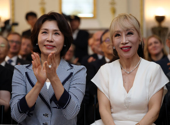 김혜경 여사와 소프라노 조수미가 4일 서울 덕수궁 석조전에서 열린 한불 수교 140주년 행사에 참석했다. 2026.6.4 연합뉴스