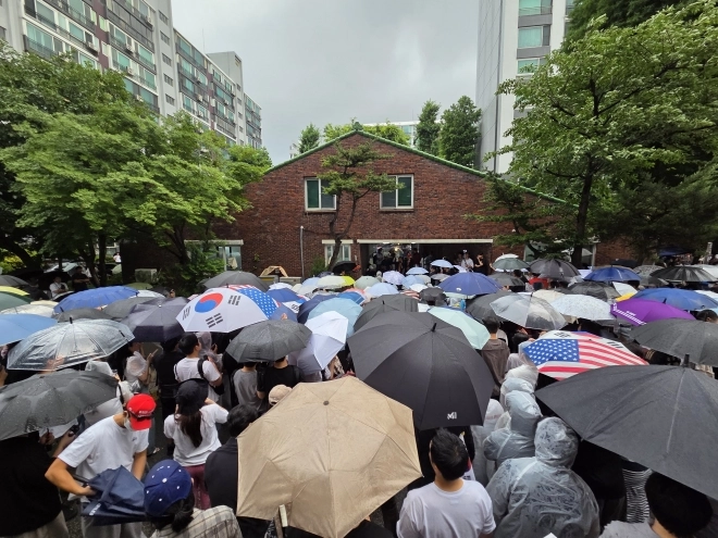 4일 제9회 전국동시지방선거 및 국회의원 재·보궐선거 투표용지 부족으로 투표 시간이 오후 10시까지 연장됐던 서울 송파구 잠실7동 제2투표소 앞에서 투표함 반출에 반대하는 시민들이 모여 구호를 외치고 있다. 2026.6.4 연합뉴스