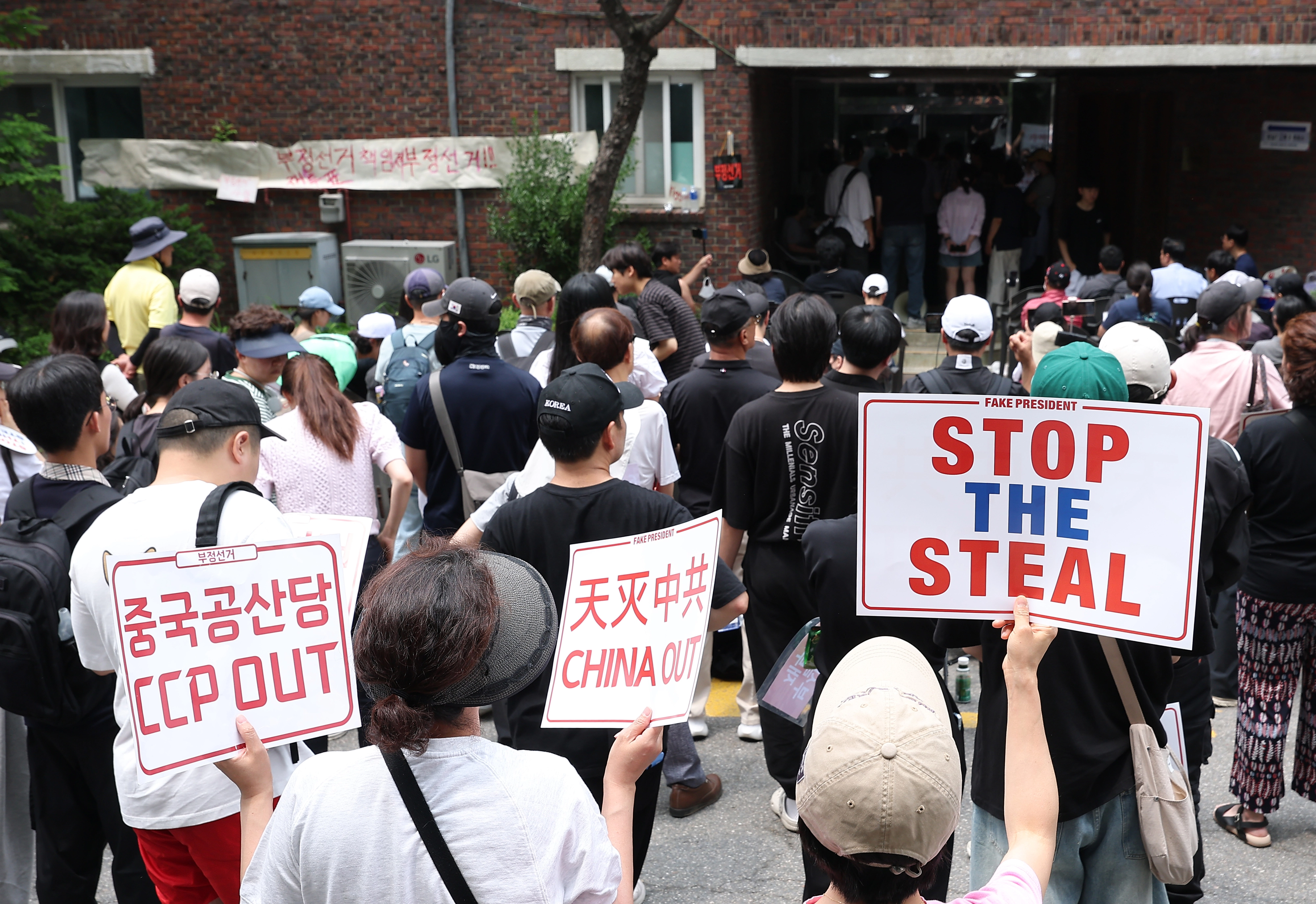 전날 9회 전국동시지방선거 및 국회의원 재·보궐선거 투표용지 부족으로 투표 시간이 오후 10시까지 연장됐던 서울 송파구 잠실7동 제2투표소 앞에서 4일 투표함 반출에 반대하는 시민들이 모여 있다. 2026.6.4 연합뉴스