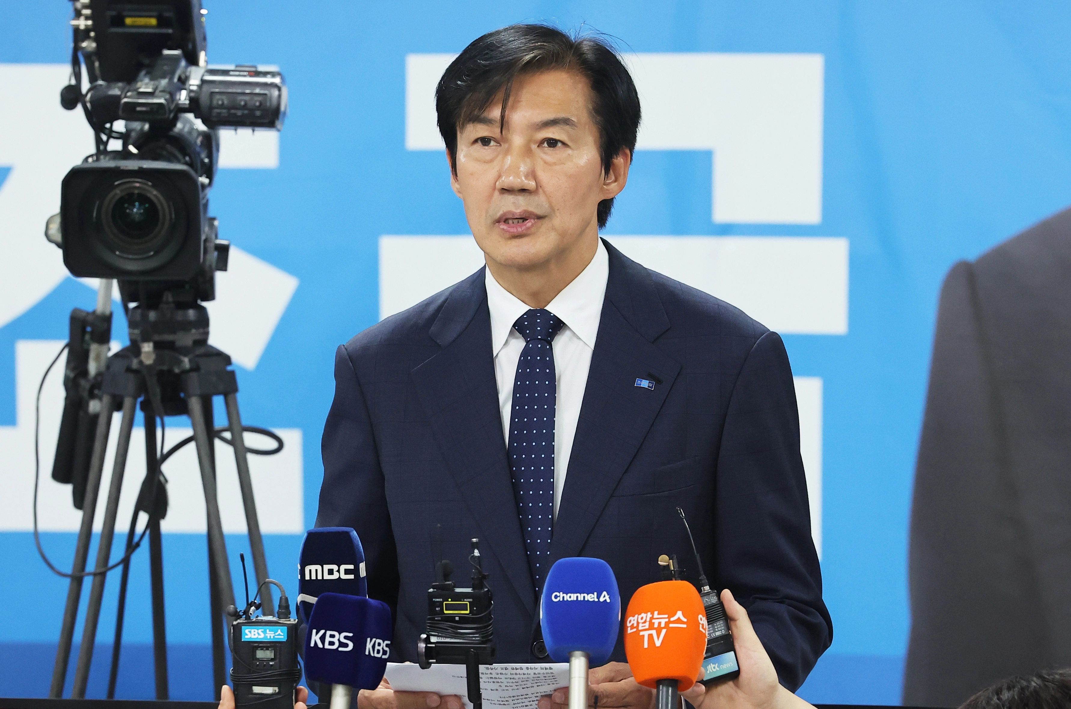 선거 패배 인정하는 조국 후보  경기 평택을 국회의원 재선거에 출마한 조국혁신당 조국 후보가 4일 경기 평택시 선거사무소에서 선거 패배를 인정하고 있다.