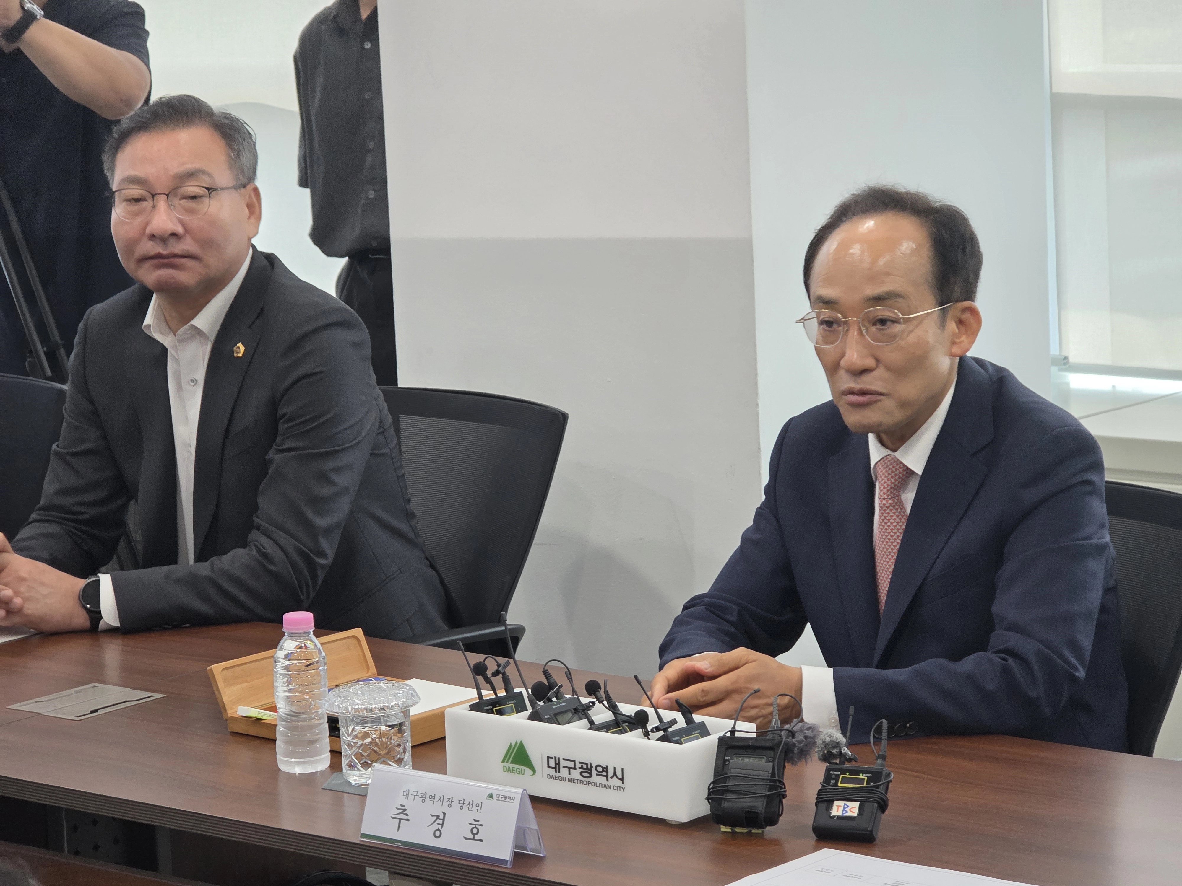 추경호 국민의힘 대구시장 당선인이 5일 오전 대구 동구 신천동 대구정책연구원에서 김정기 행정부시장을 비롯한 대구시 간부들로부터 업무 보고를 받고 있다. 2026. 6. 5. 대구 민경석 기자