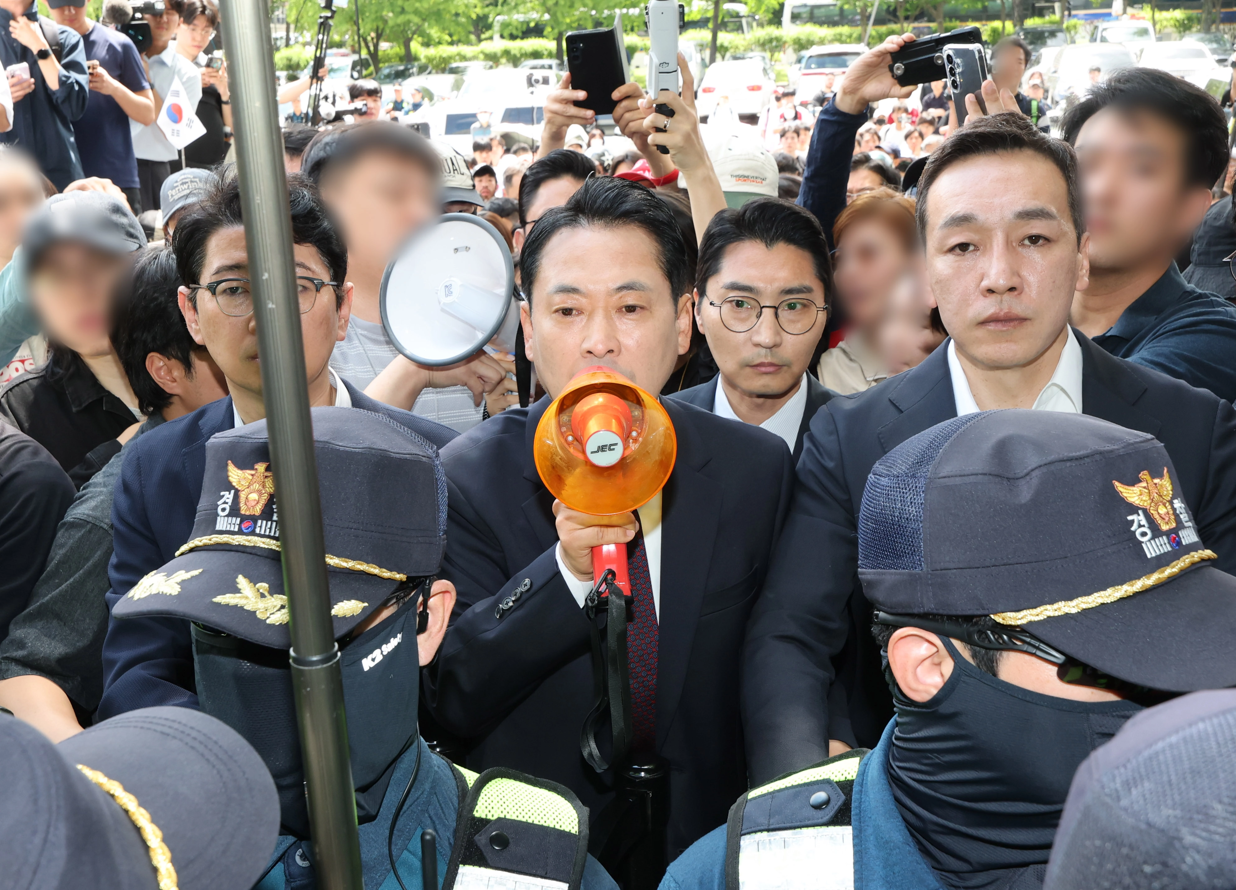장동혁 국민의힘 대표가 5일 잠실7동 투표함 개표가 진행되고 있는 서울 송파구 올림픽공원 핸드볼경기장에서 확성기 들고 발언하고 있다. 연합뉴스