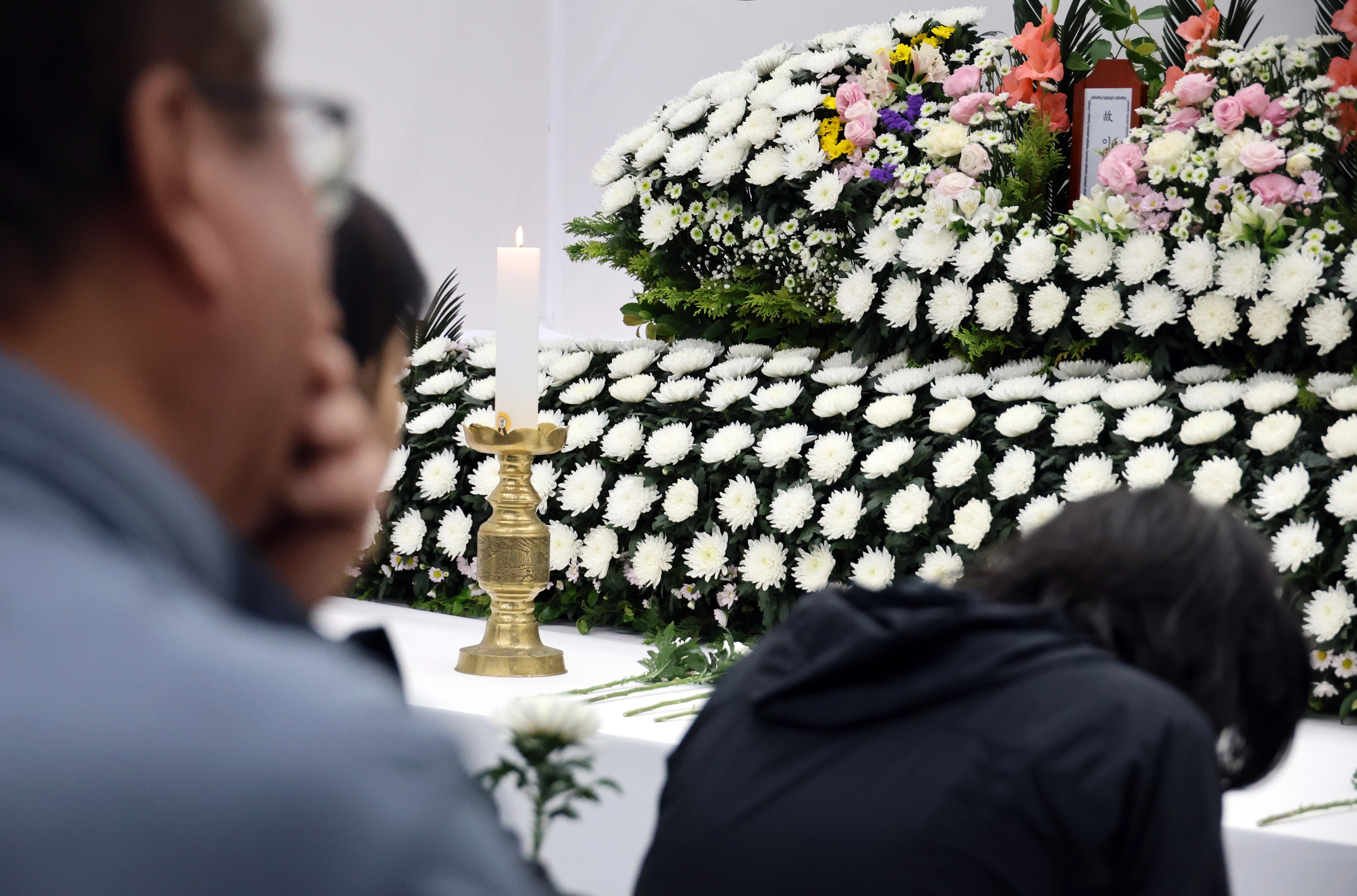 대전 유성구 한화에어로스페이스 대전사업장 폭발 사고 희생자 유가족이 5일 오전 유성구청에 마련된 희생자 합동분향소를 찾아 절규하고 있다. 연합뉴스