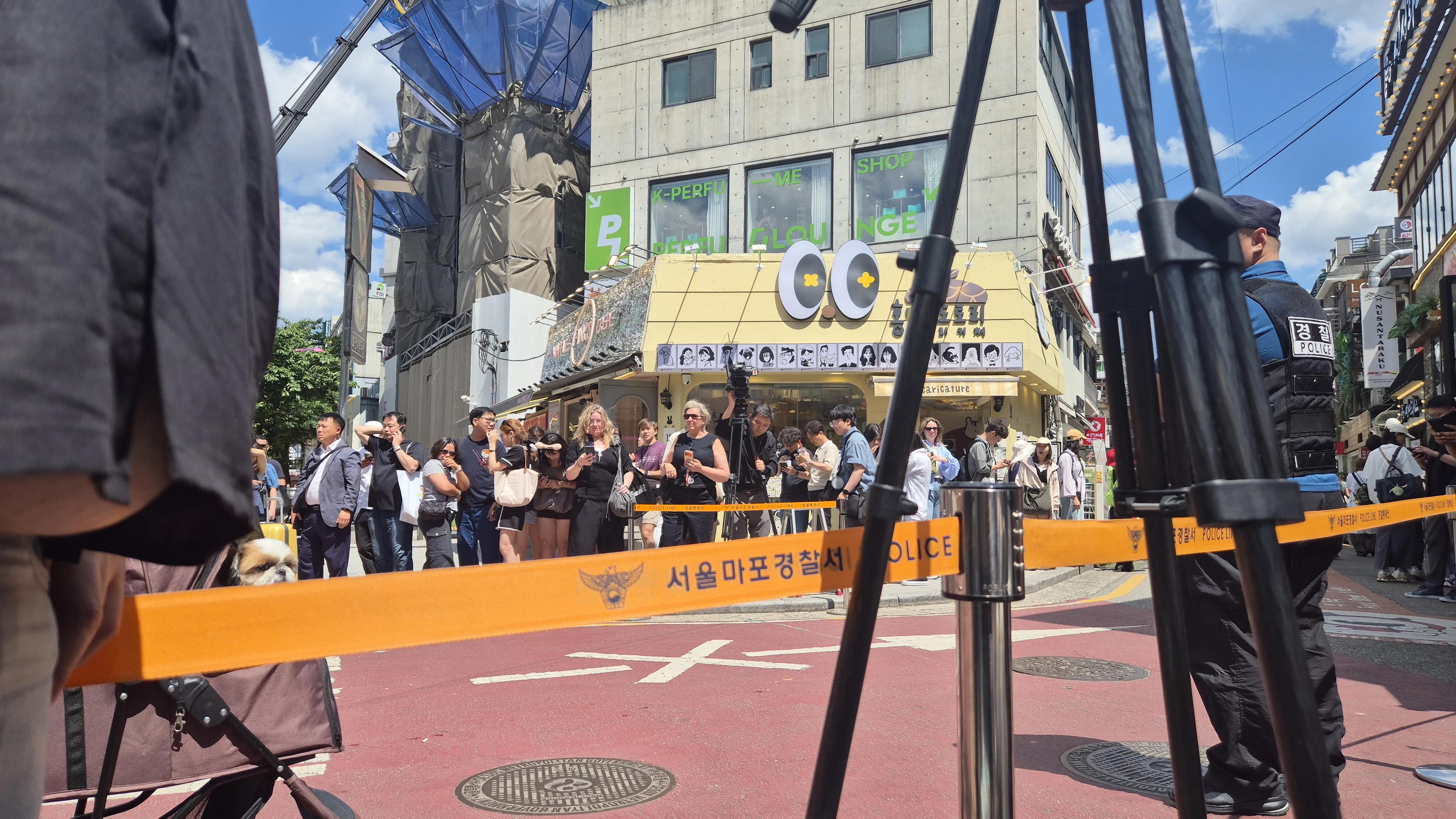 젠슨 황 CEO와 최태원 SK그룹 회장 등의 저녁 식사가 예정된 홍대 부근 식당 근처에서 관광객과 시민들이 현장을 보고있다. 민나리 기자