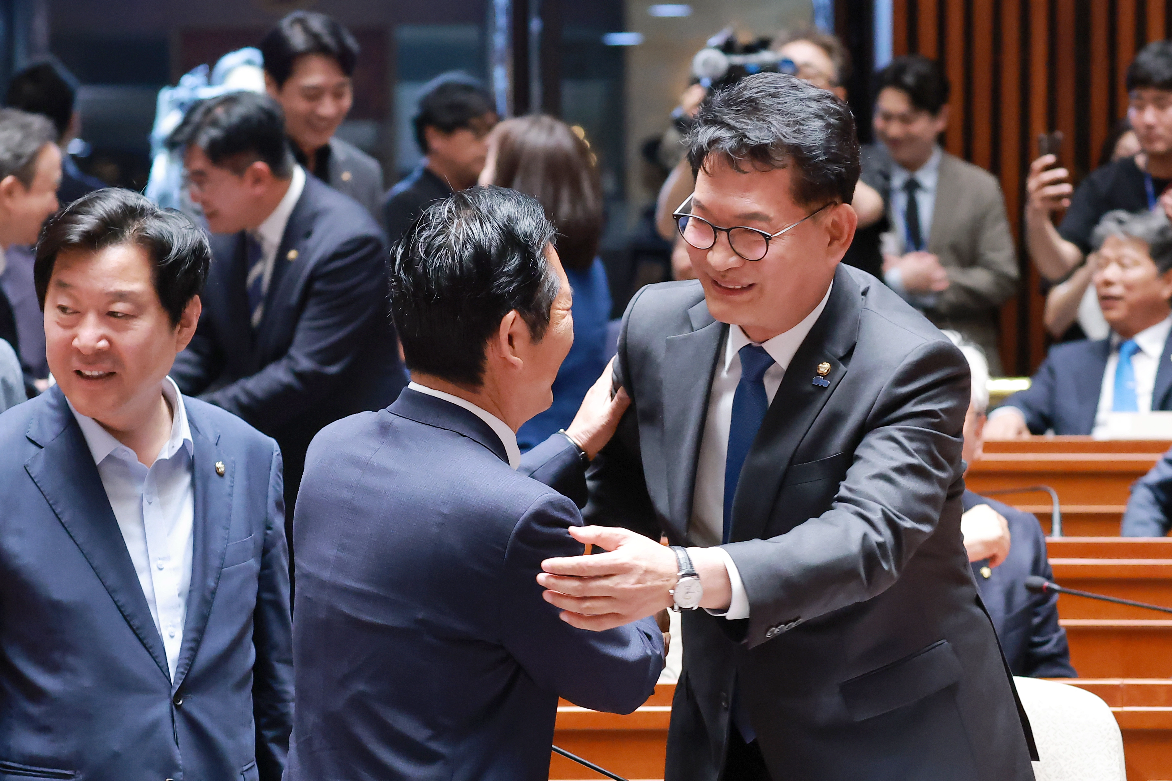 민주당 의원총회에서 만난 정청래 대표-송영길 의원  더불어민주당 정청래 대표가 5일 국회에서 22대 국회 후반기 의장단을 선출하는 본회의를 앞두고 열린 의원총회에 참석해 인천 연수갑 국회의원 보궐선거에서 당선된 민주당 송영길 의원과 인사하고 있다.