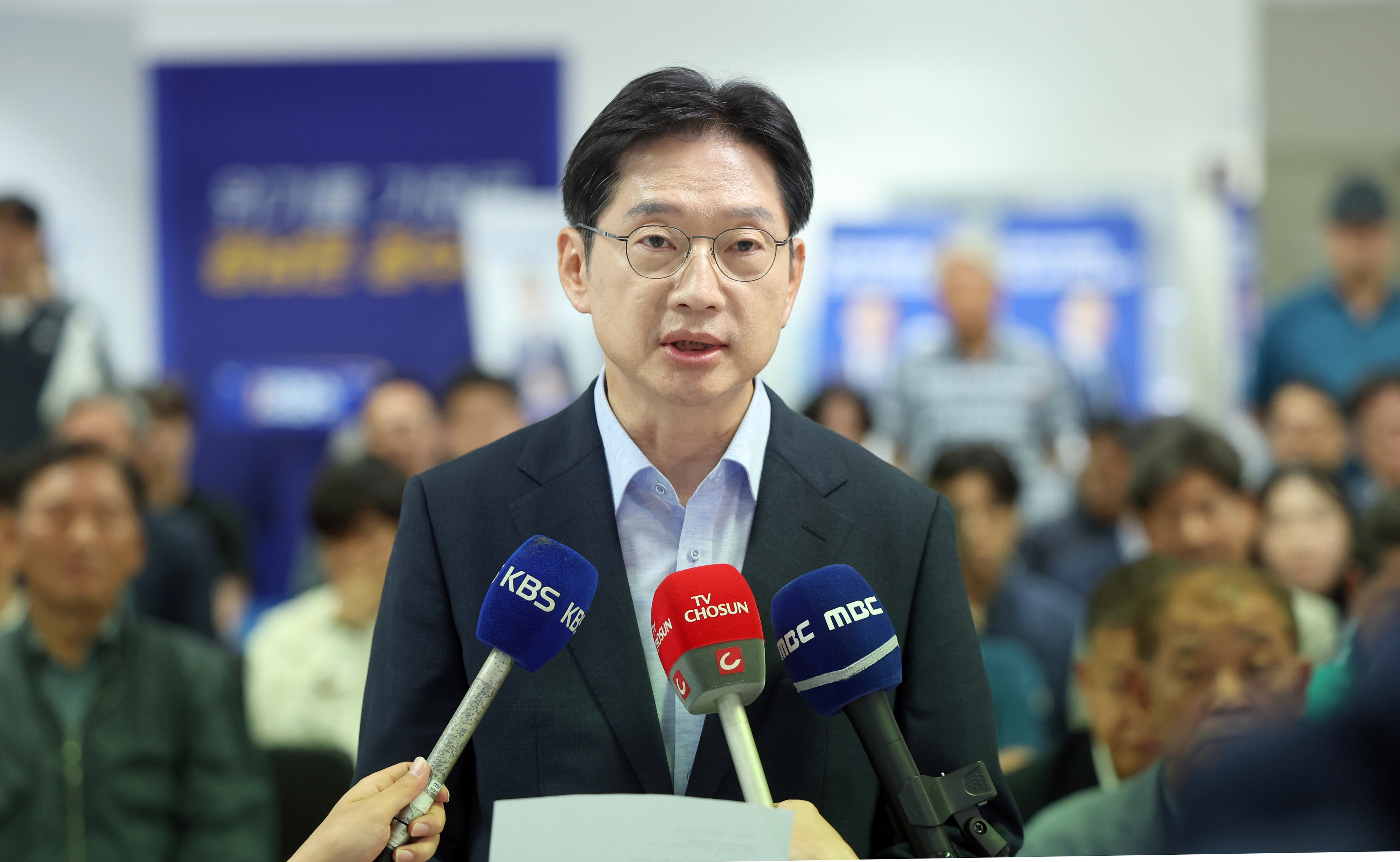 더불어민주당 김경수 경남지사 후보가 6·3지방선거 이튿날인 4일 오전 경남 창원시 성산구 자신의 선거 사무소에서 “선거 (패배) 결과를 겸허히 받아들인다”고 말하고 있다. 2026.6.4. 연합뉴스