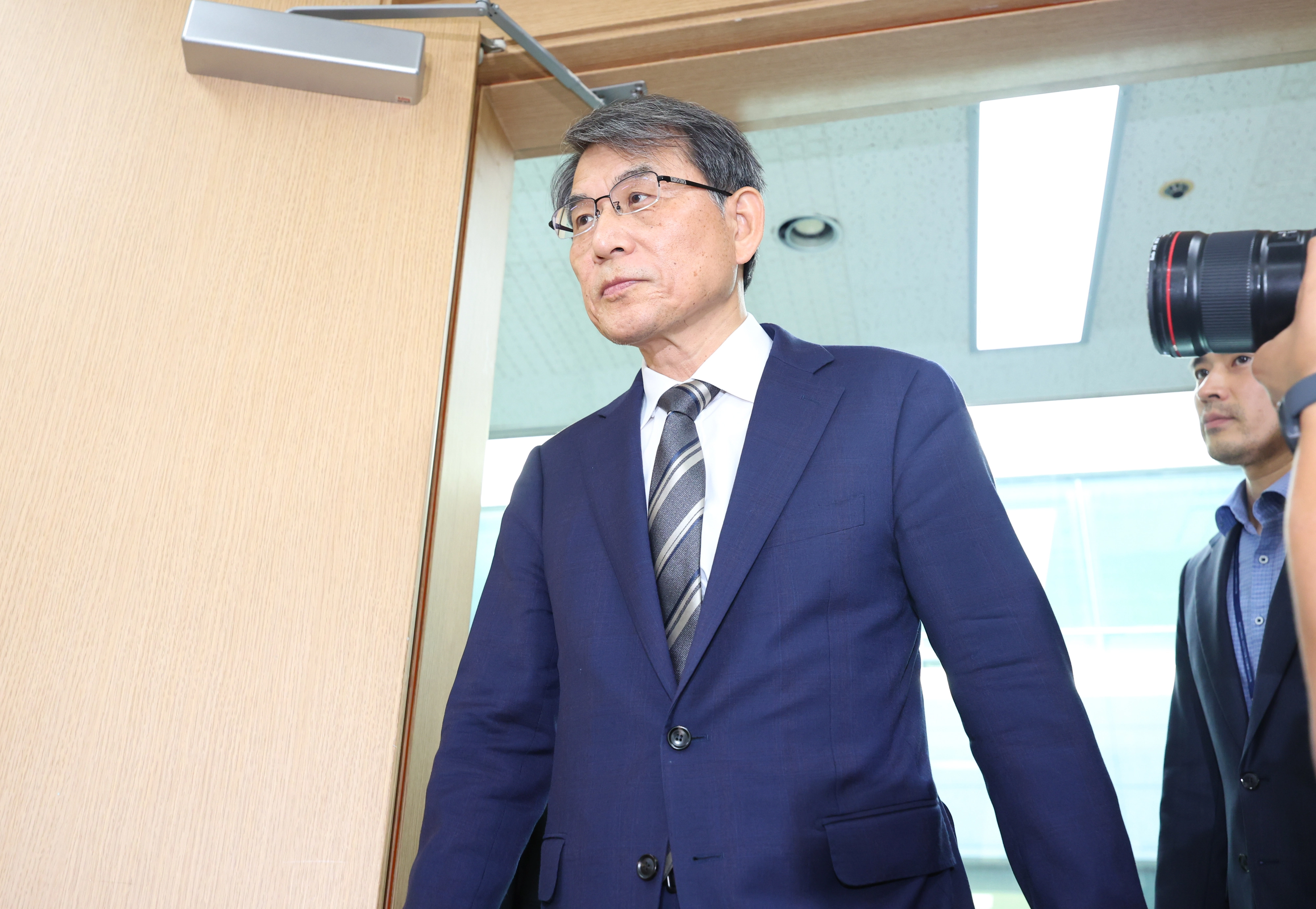 투표용지 관련 대국민 사과 앞둔 노태악 선관위원장  노태악 중앙선거관리위원장이 5일 경기 과천 중앙선거관리위원회 과천청사에서 대국민 사과문 발표를 위해 입장하고 있다.