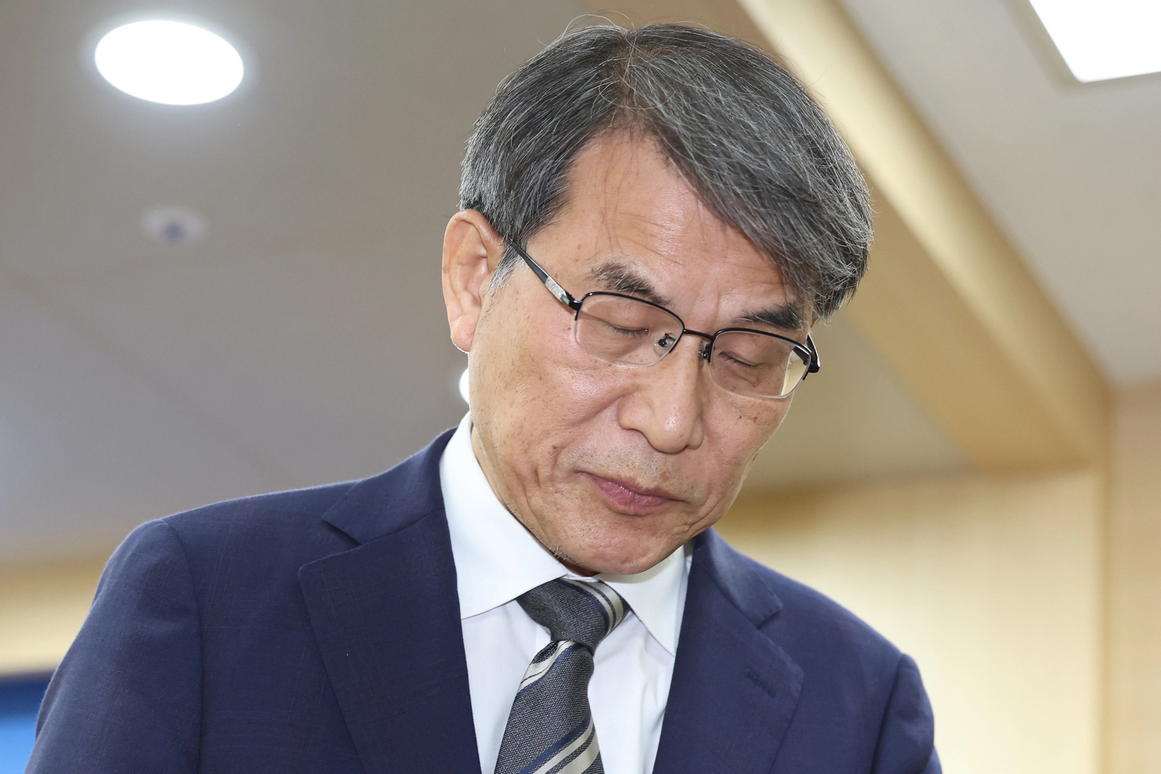 투표용지 부족 사태 관련 대국민 사과한 노태악 선관위원장  노태악 중앙선거관리위원장이 5일 경기 과천 중앙선거관리위원회 과천청사에서 대국민 사과문 발표를 마친 뒤 이동하고 있다.