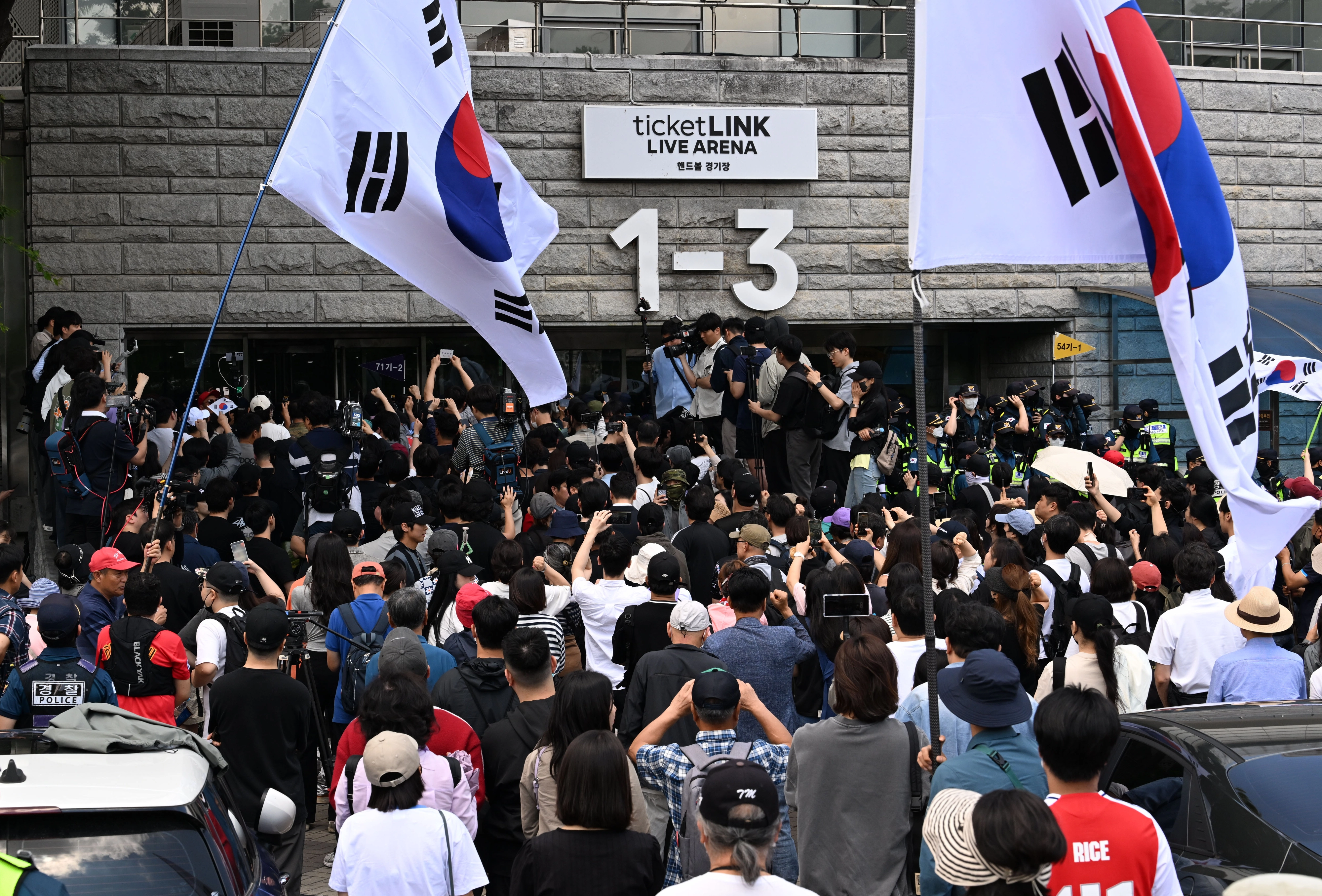5일 잠실7동 투표함 개표가 진행되고 있는 서울 송파구 올림픽공원 핸드볼경기장에서 개표에 반대하는 사람들이 재투표를 외치고 있다. 2026.6.5. 도준석 전문기자