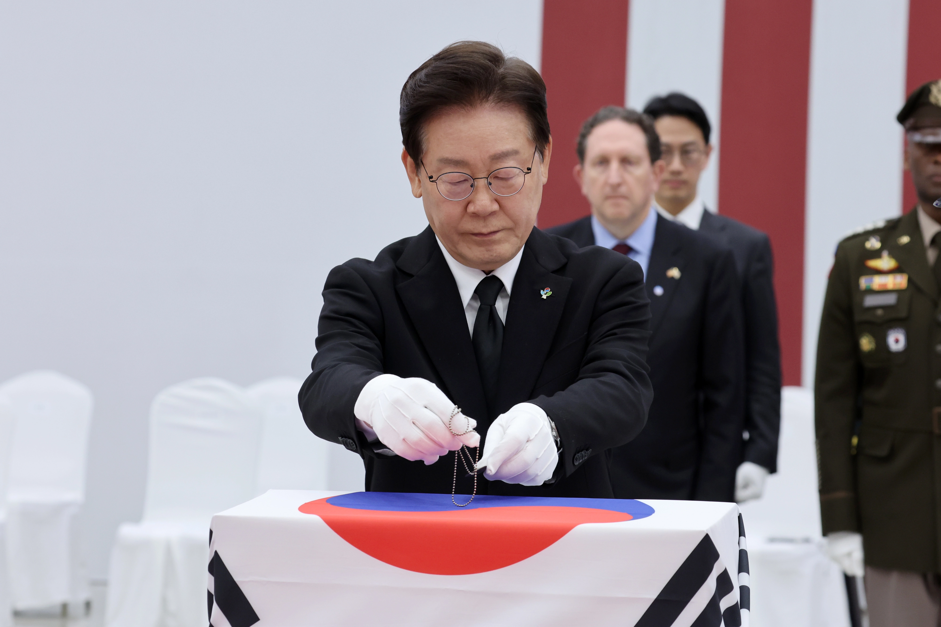 무명인식표 수여하는 이재명 대통령  이재명 대통령이 5일 성남 서울공항에서 열린 한·미 6·25전사자 유해 상호봉환식에서 봉환 유해에 신원확인 국가의 의지를 담은 ‘무명 인식표’를 수여하고 있다.
연합뉴스