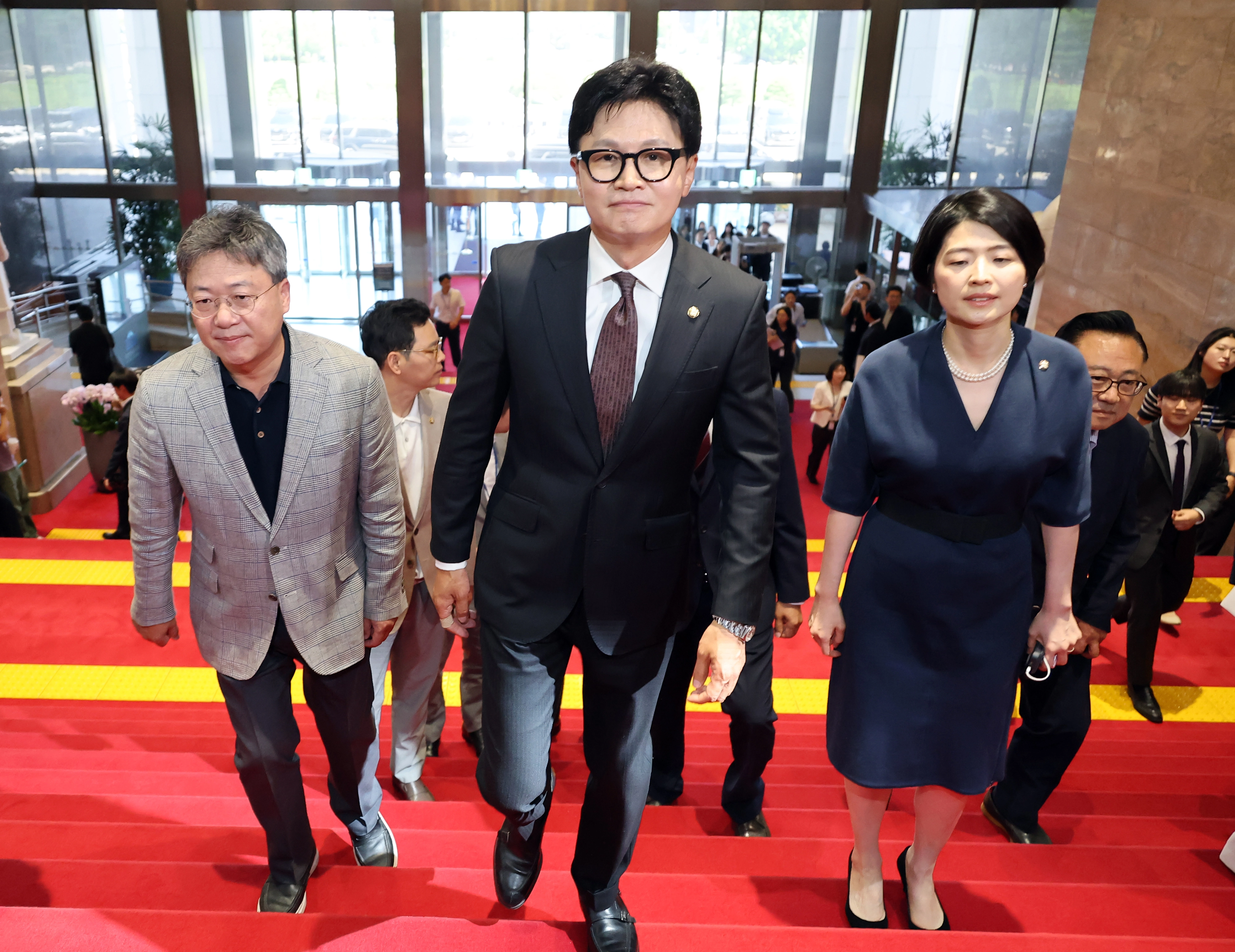 부산 북갑 국회의원 보궐선거에서 당선된 한동훈 무소속 의원이 5일 국회에서 열린 본회의에 참석하기 위해 입장하고 있다. 연합뉴스