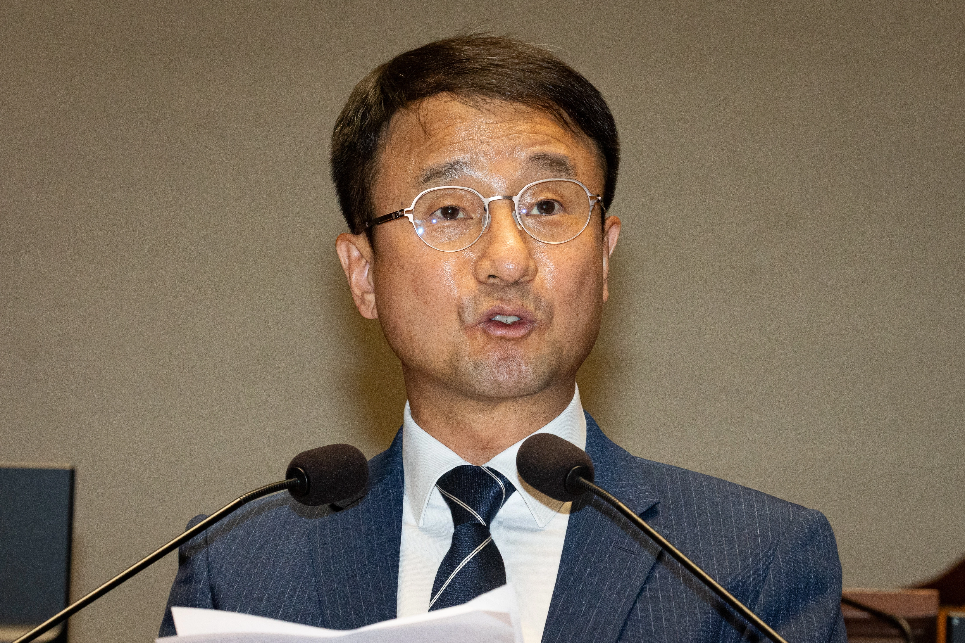발언하는 한병도 민주당 원내대표  한병도 더불어민주당 원내대표가 5일 국회에서 열린 의원총회에서 모두 발언하고 있다.