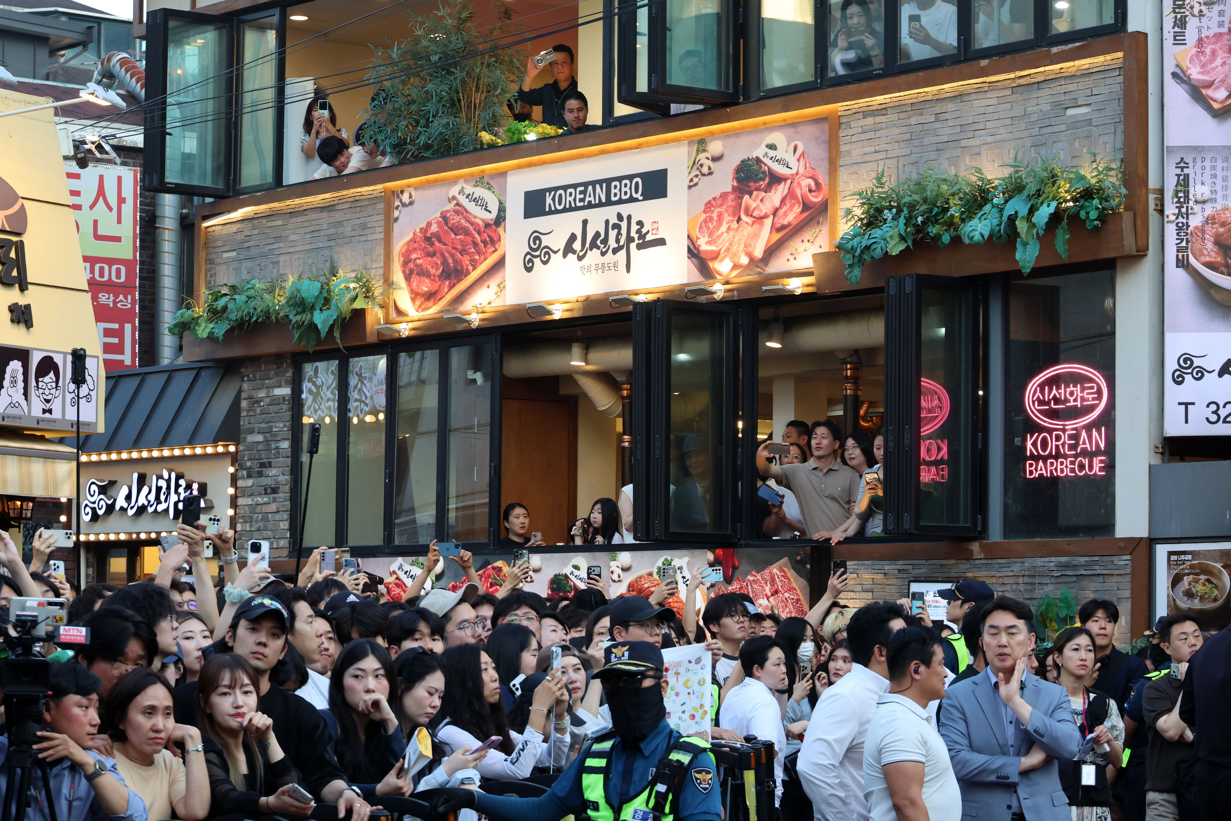 젠슨 황을 향한 관심  젠슨 황을 향한 관심
    (서울=연합뉴스) 윤동진 기자 = 젠슨 황 엔비디아 최고경영자(CEO)와 최태원 SK회장, 구광모 LG회장, 이해진 네이버 의장과 삼겹살 회동이 열린 5일 서울 홍대 거리가 인파로 가득하다. 2026.6.5 [공동취재]
    mon@yna.co.kr
(끝)


<저작권자(c) 연합뉴스, 무단 전재-재배포, AI 학습 및 활용 금지>