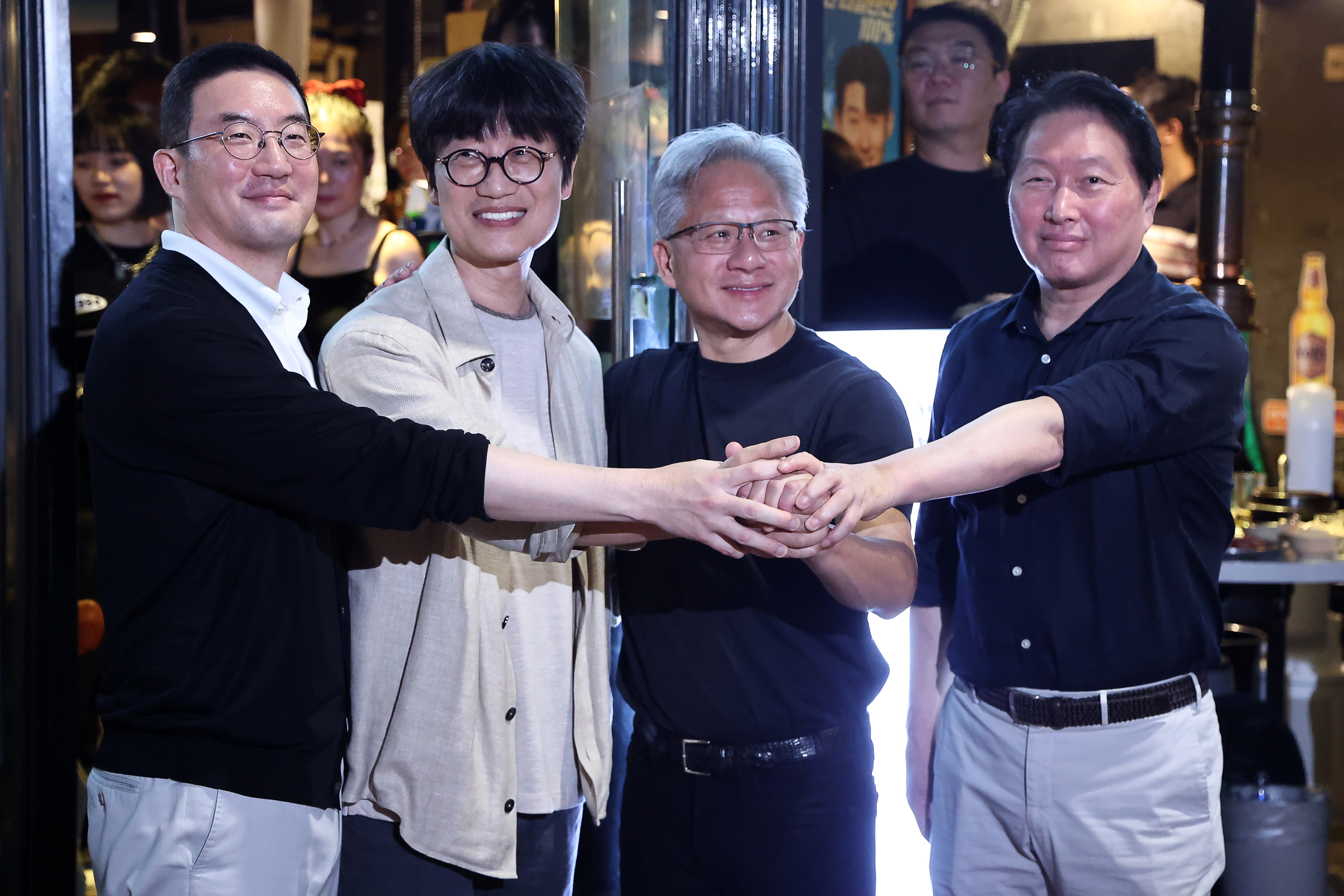 젠슨 황 엔비디아 최고경영자(CEO)가 5일 서울 마포구 홍대 인근 삼겹살 음식점 ‘형님 저요’에서 최태원 SK그룹 회장, 구광모 LG그룹 회장, 이해진 네이버 의장과 ‘삼소(삼겹살·소주) 회동’을 하며 포즈를 취하고 있다. 2026.6.5 연합뉴스