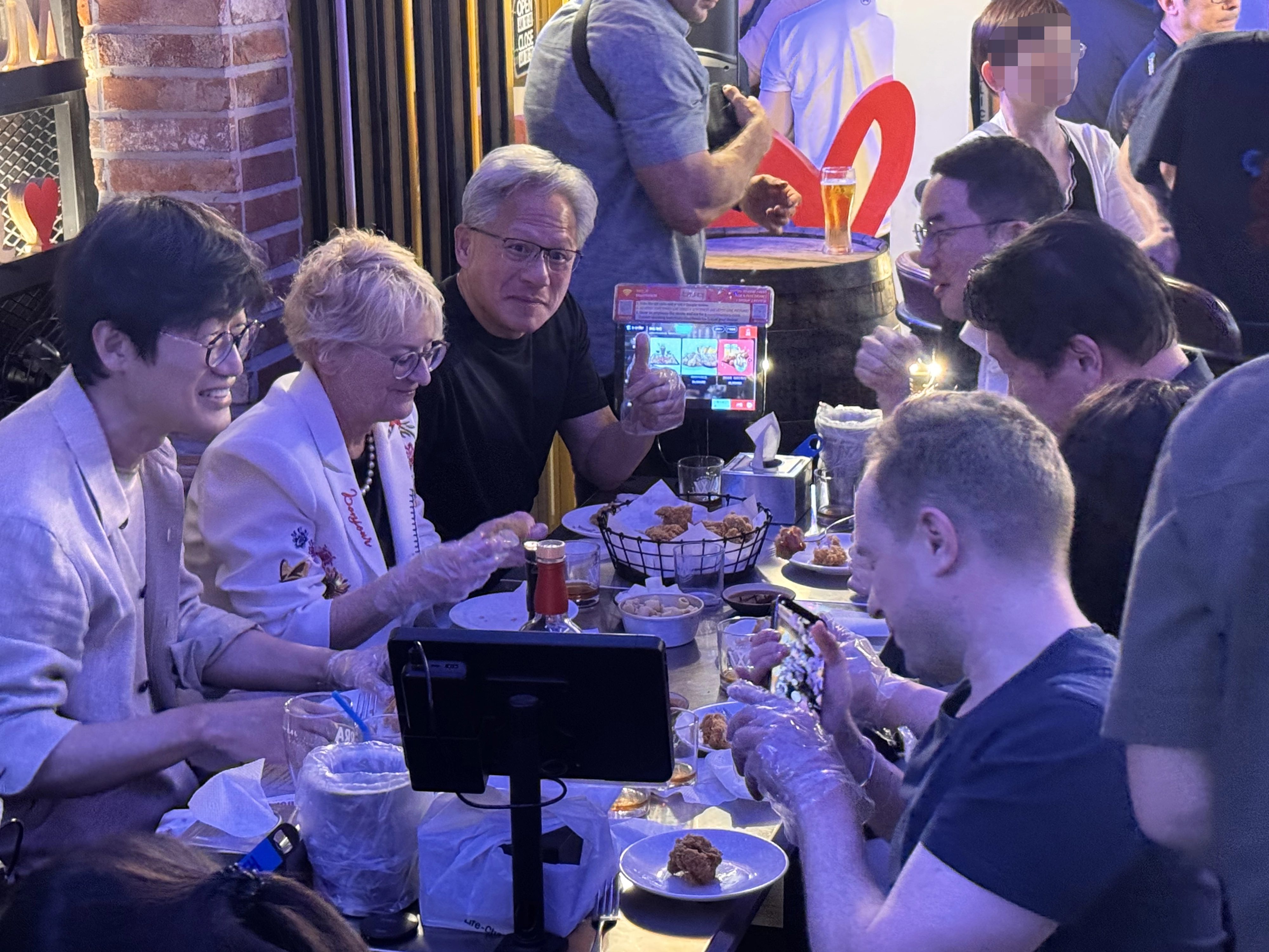 부인 로리 황과 함께 치킨집 찾은 젠슨 황 CEO  부인 로리 황과 함께 치킨집 찾은 젠슨 황 CEO
    (서울=연합뉴스) 강태우 기자 =  젠슨 황 엔비디아 최고경영자(CEO)와 부인 로리 황이 5일 서울 마포구 비비큐(BBQ) 홍대입구점에서 최태원 SK그룹 회장, 구광모 LG그룹 회장, 이해진 네이버 의장 등과 대화하고 있다. 2026.6.5 
    burning@yna.co.kr
(끝)


<저작권자(c) 연합뉴스, 무단 전재-재배포, AI 학습 및 활용 금지>