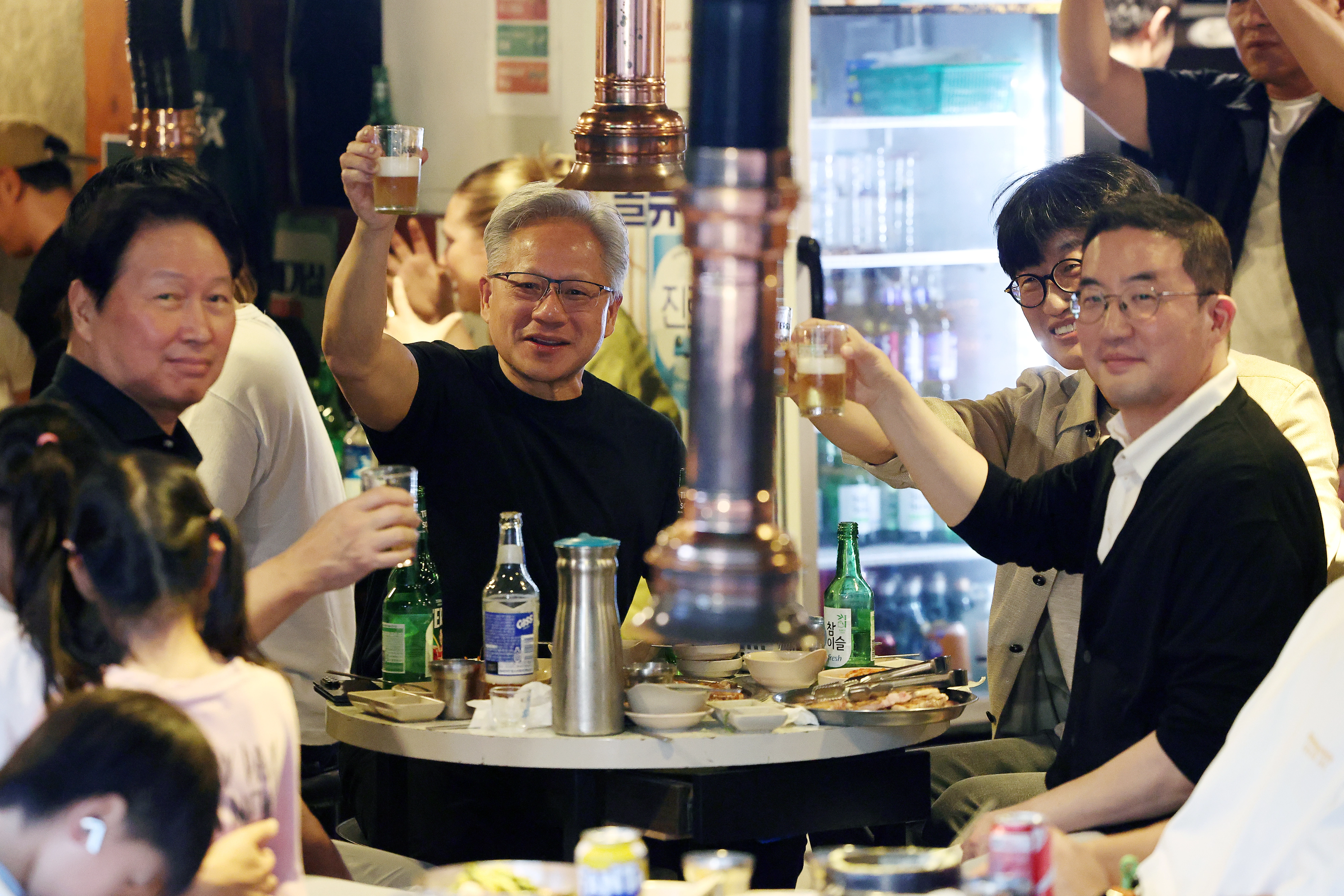젠슨 황, 최태원·구광모·이해진과 ‘삼소회동’  젠슨 황, 최태원·구광모·이해진과 ‘삼소회동’
    (서울=연합뉴스) 윤동진 기자 = 젠슨 황 엔비디아 최고경영자(CEO)와 최태원 SK그룹 회장, 구광모 LG그룹 회장, 이해진 네이버 의장이 5일 서울 마포구 홍대 인근 삼겹살 음식점 ‘형님 저요’에서 이른바 ‘삼소(삼겹살·소주) 회동’을 갖고 있다. 2026.6.5 
    mon@yna.co.kr
(끝)


<저작권자(c) 연합뉴스, 무단 전재-재배포, AI 학습 및 활용 금지>