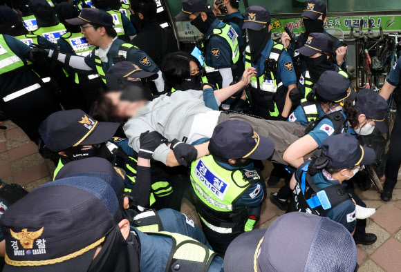 5일 서울 송파구 잠실7동 2투표소 앞에서 경찰이 투표함 이송을 위해 이를 막아선 시위대를 해산 조치하고 있다.       이 투표소에서는 전날 9회 전국동시지방선거 및 국회의원 재·보궐선거 투표용지 부족으로 투표 시간이 오후 10시까지 연장됐고, 투표함이 개표소로 옮겨지지 못했다. 2026.6.5 연합뉴스