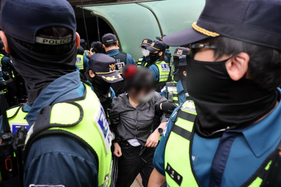 5일 서울 송파구 잠실7동 2투표소 앞에서 경찰이 투표함 이송을 위해 이를 막아선 시위대를 해산 조치하고 있다.  이 투표소에서는 전날 9회 전국동시지방선거 및 국회의원 재·보궐선거 투표용지 부족으로 투표 시간이 오후 10시까지 연장됐고, 투표함이 개표소로 옮겨지지 못했다. 2026.6.5 연합뉴스