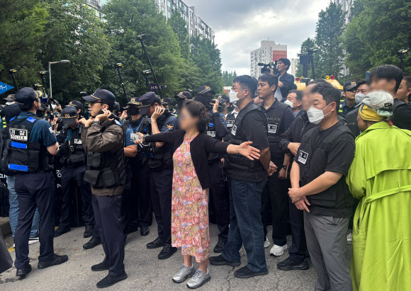 5일 서울 송파구 잠실7동 2투표소 인근에서 투표함 이송과 시위대 해산을 위해 경찰 기동대가 투입돼 있다.  이 투표소에서는 전날 9회 전국동시지방선거 및 국회의원 재·보궐선거 투표용지 부족으로 투표 시간이 오후 10시까지 연장됐고, 투표함이 개표소로 옮겨지지 못했다. 2026.6.5 연합뉴스