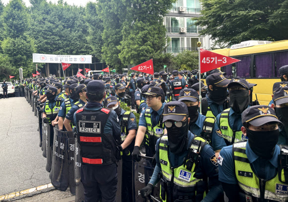 5일 서울 송파구 잠실7동 2투표소 인근에서 투표함 이송과 시위대 해산을 위해 경찰 기동대가 투입돼 있다.  이 투표소에서는 전날 9회 전국동시지방선거 및 국회의원 재·보궐선거 투표용지 부족으로 투표 시간이 오후 10시까지 연장됐고, 투표함이 개표소로 옮겨지지 못했다. 2026.6.5 연합뉴스