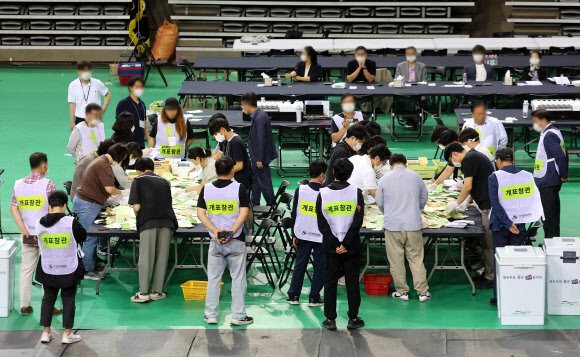 5일 서울 송파구 잠실7동 제2투표소에서 이송된 투표함이 개표소인 올림픽공원 핸드볼경기장에 도착해 참관인이 지켜보는 가운데 개표가 시작되고 있다. 2026.6.5 연합뉴스