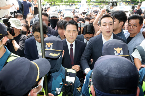 국민의힘 장동혁 대표가 5일 잠실7동 투표함 개표가 진행되고 있는 서울 송파구 올림픽공원 핸드볼경기장에 도착하고 있다. 2026.6.5 연합뉴스